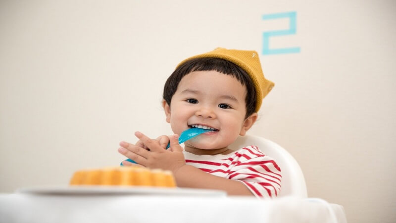 baby eating solids