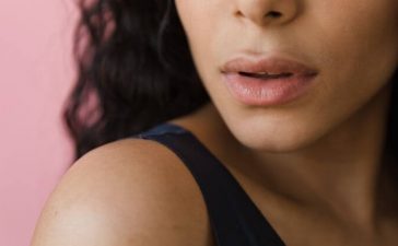 small white bumps on lips